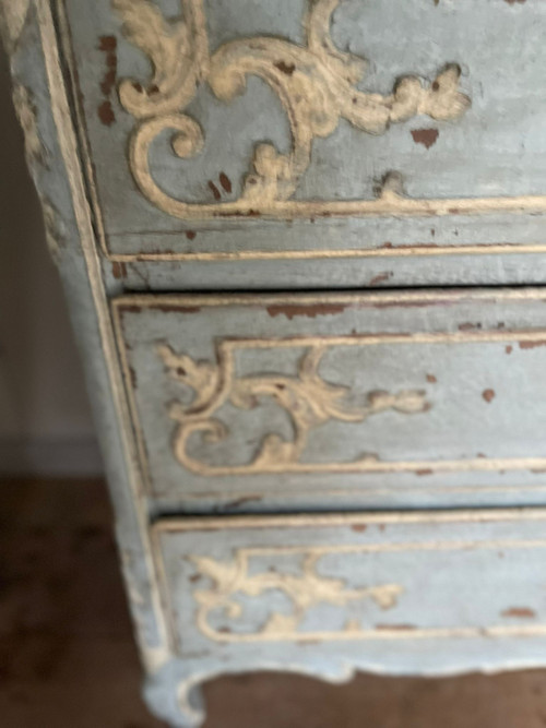 Louis XV chest of drawers from Liège, 18th century, beautiful patina, attractive carving