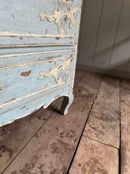 Louis XV chest of drawers from Liège, 18th century, beautiful patina, attractive carving