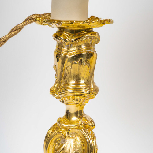 Paire de flambeaux Rocaille montée en lampes en bronze ciselé et doré dans le style Louis XV vers 18