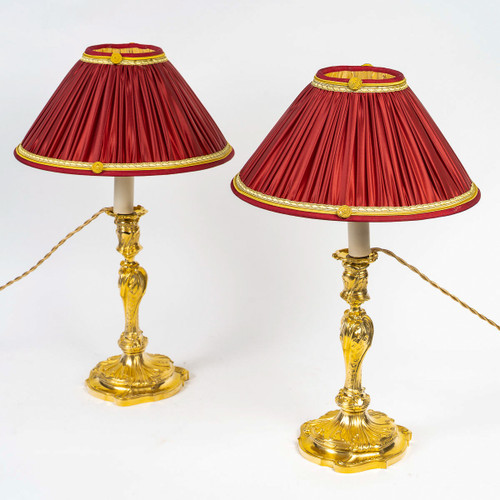 Paire de flambeaux Rocaille montée en lampes en bronze ciselé et doré dans le style Louis XV vers 18