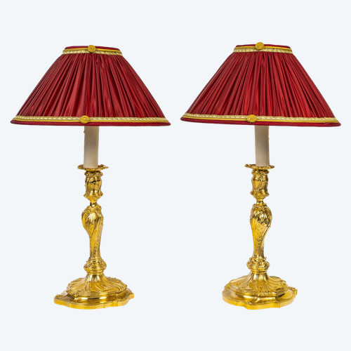 Paire de flambeaux Rocaille montée en lampes en bronze ciselé et doré dans le style Louis XV vers 18