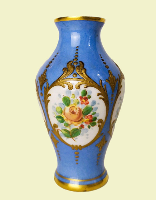 Porzellan aus Paris Kleine Vase Rosendekor 19. Jahrhundert