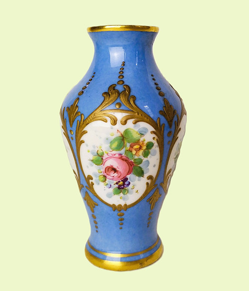 Porzellan aus Paris Kleine Vase Rosendekor 19. Jahrhundert