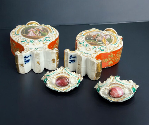 Jacob Petit ( 1796- 1868 ) Paire De Flacons En Porcelaine Polychrome De Scenes Courtoises 