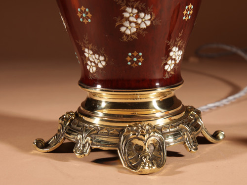  A French table lamp in ceramic and brass.