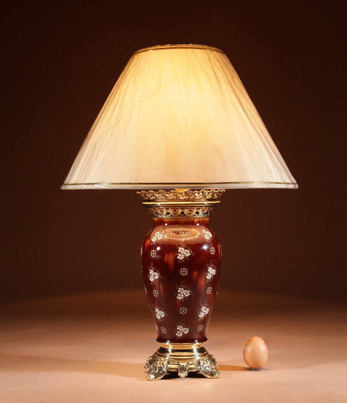  A French table lamp in ceramic and brass.