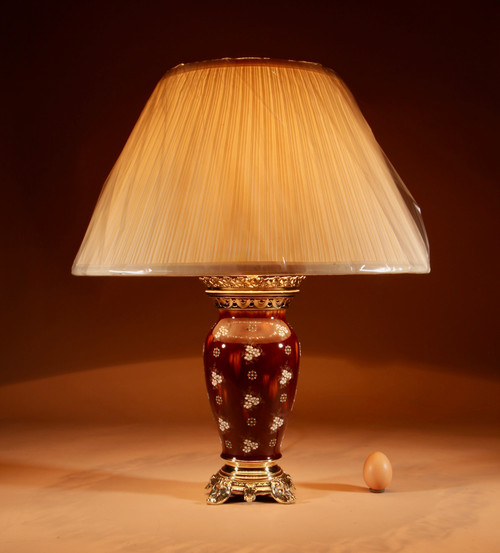  A French table lamp in ceramic and brass.