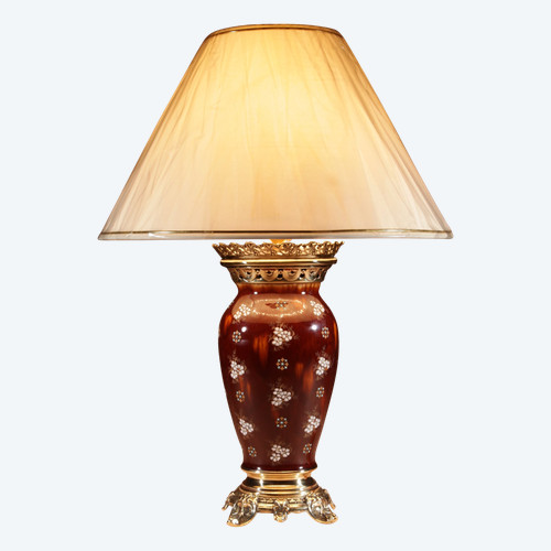  A French table lamp in ceramic and brass.