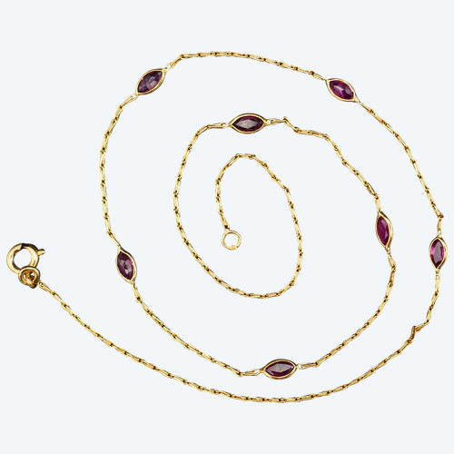 Collana con rubini taglio navette in oro 18 carati.