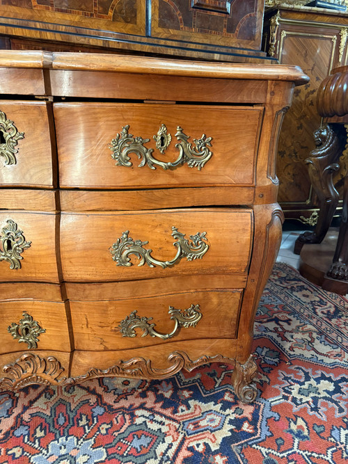 COMMODE DE FORME TOMBEAU EPOQUE LOUIS XV - 18th century