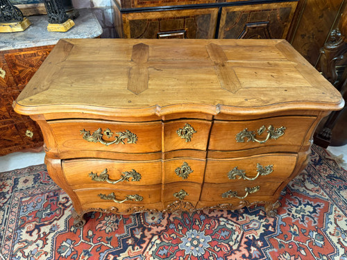 COMMODE DE FORME TOMBEAU EPOQUE LOUIS XV - 18th century