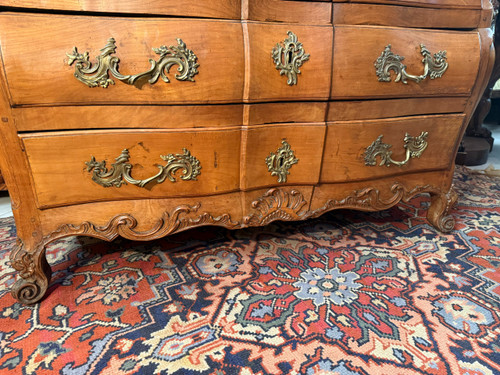 COMMODE DE FORME TOMBEAU EPOQUE LOUIS XV - 18th century