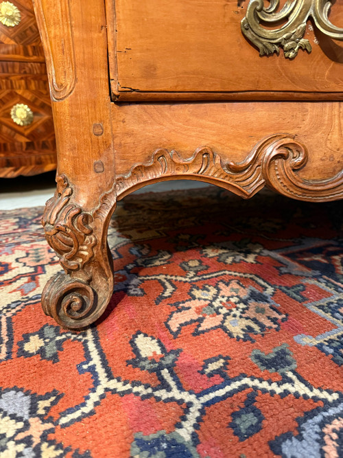 COMMODE DE FORME TOMBEAU EPOQUE LOUIS XV - 18th century