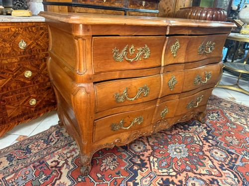 COMMODE DE FORME TOMBEAU EPOQUE LOUIS XV - 18th century