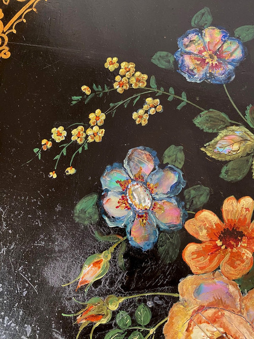 Tavolo a dondolo Napoleone III, legno laccato nero con fiori dipinti e decorazione in madreperla