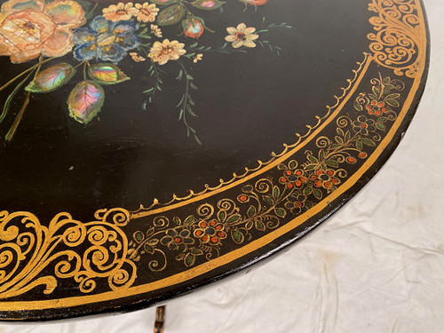 Tavolo a dondolo Napoleone III, legno laccato nero con fiori dipinti e decorazione in madreperla