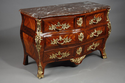 Commode tombeau en placage de bois de violette estampillée de Lapie