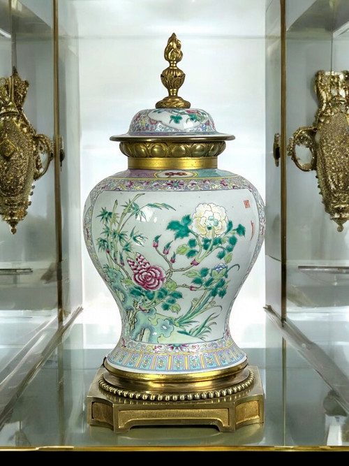 VASO RICOPERTO A FORMA DI BALUSTER IN PORCELLANA E BRONZO AL GUSTO DELLA CINA