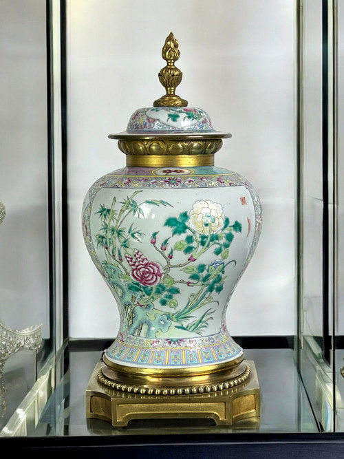 VASO RICOPERTO A FORMA DI BALUSTER IN PORCELLANA E BRONZO AL GUSTO DELLA CINA