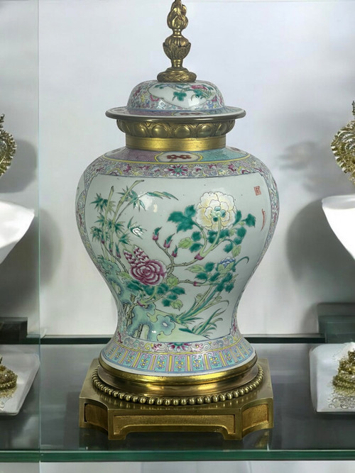 VASO RICOPERTO A FORMA DI BALUSTER IN PORCELLANA E BRONZO AL GUSTO DELLA CINA