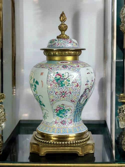 VASO RICOPERTO A FORMA DI BALUSTER IN PORCELLANA E BRONZO AL GUSTO DELLA CINA