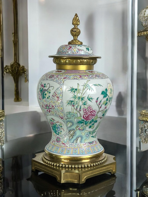 VASO RICOPERTO A FORMA DI BALUSTER IN PORCELLANA E BRONZO AL GUSTO DELLA CINA