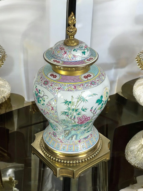 VASO RICOPERTO A FORMA DI BALUSTER IN PORCELLANA E BRONZO AL GUSTO DELLA CINA