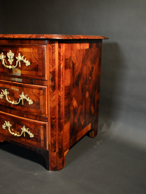 Commode d'époque Régence en bois de violette 