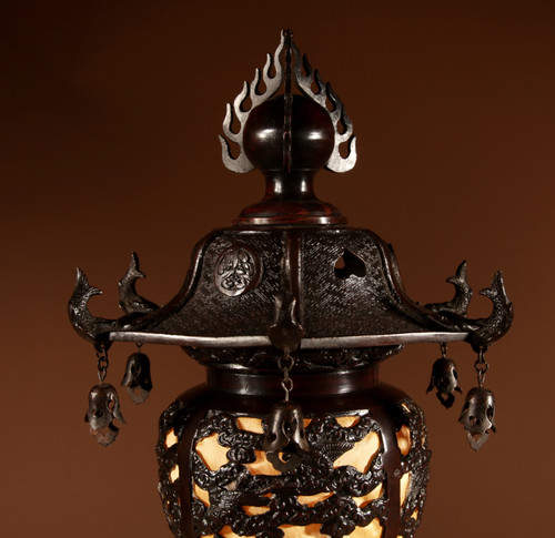  Une lampe de table lanterne japonaise en bronze rare et très décorative