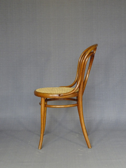 Chaise Thonet N°19 dans la" façon chêne" - cannée -1890 (deux disponibles)