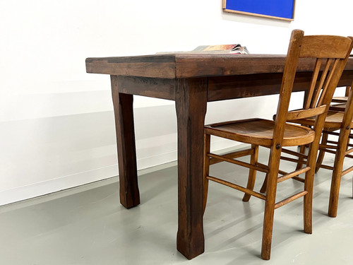 Petite table de ferme des années 50 en bois de noyer blond