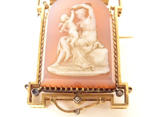 18 Carat Solid Gold Antique Female Angelot Cameo Brooch Napoleon III 19th century