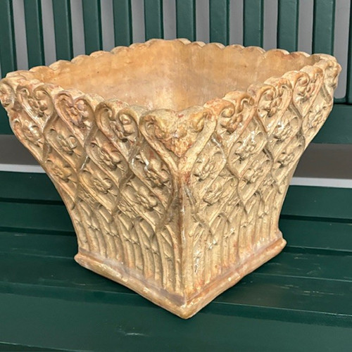 Ancien cache-pot en terre cuite du début du 20ème siècle avec un travail en relief. Mesure 34 x 34 x h 28