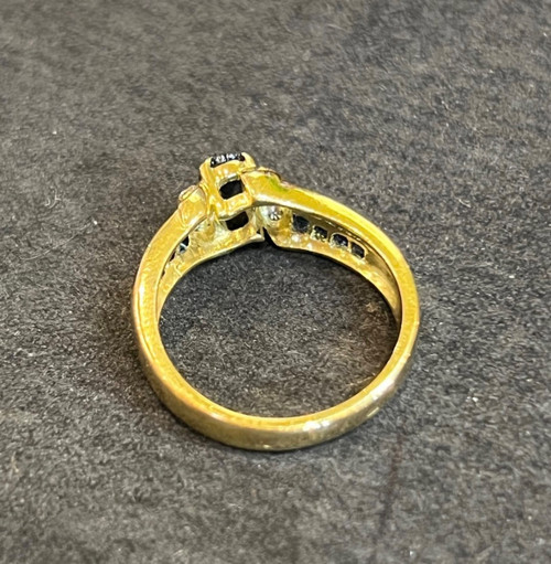 Ring aus Saphiren und weißen Steinen