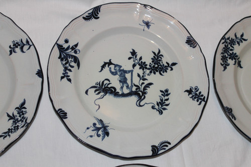 10 assiettes en faïence signées d'Emile Gallé service chasseurs et chasseresses en bleu 19ème