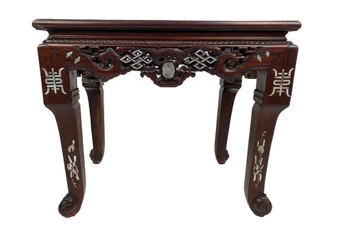 Table basse en bois incrusté de nacre, à décor d’un paysage animé. Vietnam ou Chine du sud