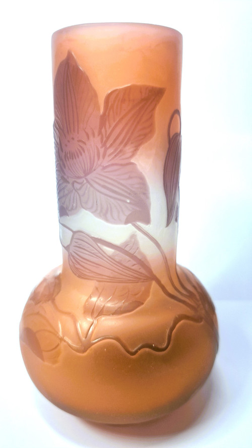  Gallé-Soliflore-Vase aus mehrschichtigem Glas, verziert mit Blumen auf rosa Hintergrund. Signiert im oberen Dekor1