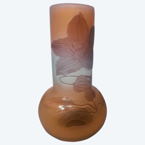  Gallé-Soliflore-Vase aus mehrschichtigem Glas, verziert mit Blumen auf rosa Hintergrund. Signiert im oberen Dekor1