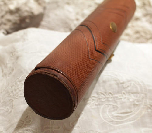 Circular case, document holder or sewing case, in brown leather and brass, 19th century