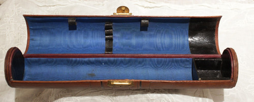 Circular case, document holder or sewing case, in brown leather and brass, 19th century