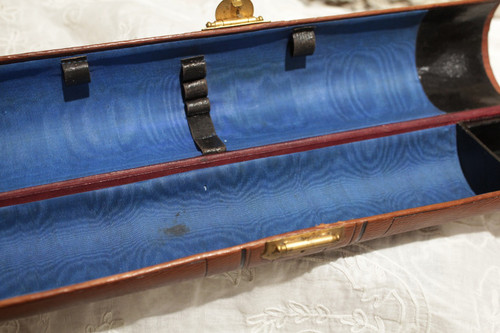 Circular case, document holder or sewing case, in brown leather and brass, 19th century