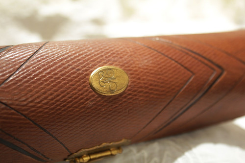 Circular case, document holder or sewing case, in brown leather and brass, 19th century