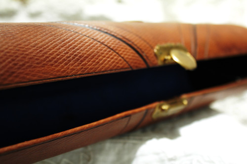 Circular case, document holder or sewing case, in brown leather and brass, 19th century