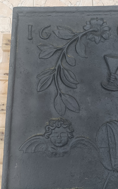 Large 17th century cast iron fireplace plate decorated with cherubs