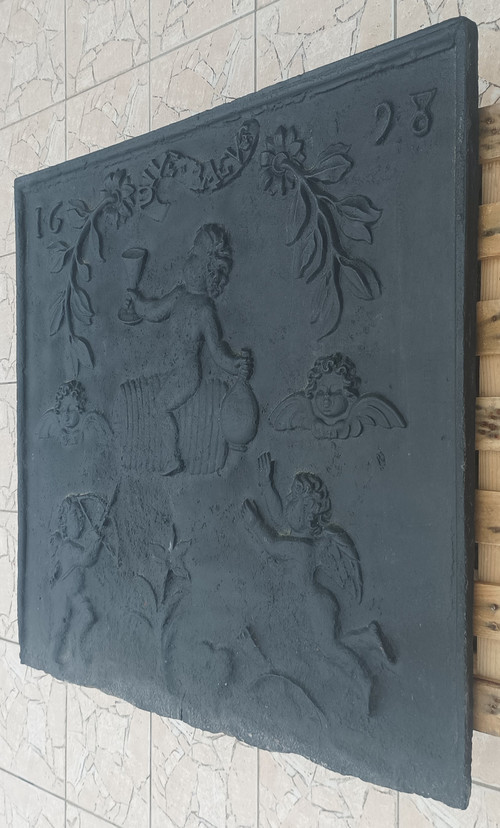 Large 17th century cast iron fireplace plate decorated with cherubs