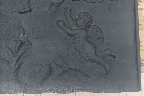 Large 17th century cast iron fireplace plate decorated with cherubs