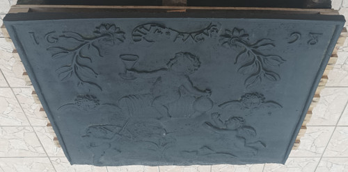 Large 17th century cast iron fireplace plate decorated with cherubs