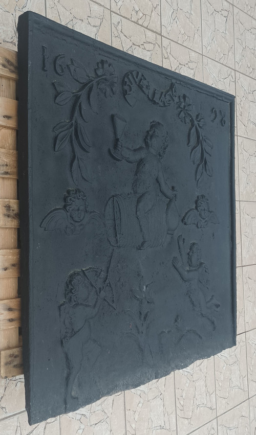 Large 17th century cast iron fireplace plate decorated with cherubs