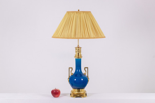 Lampe mit blauem Porzellan und vergoldeten Bronzegriffen. Um 1880. LS6040309I