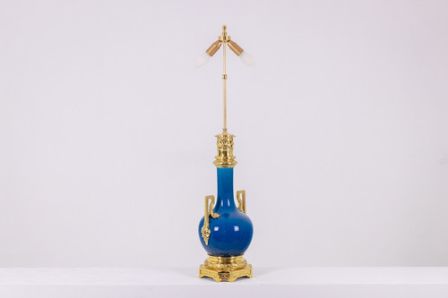 Lampe mit blauem Porzellan und vergoldeten Bronzegriffen. Um 1880. LS6040309I